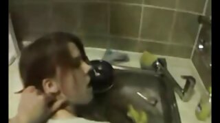 La mère noire de film xxxl arab sa fille lui demande de la prendre en photo et l'embrasse dans la salle de bain